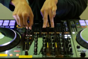 AI音楽生成「Suno」でプロ品質の楽曲を作成！初心者でも驚くほど簡単に作曲する秘訣